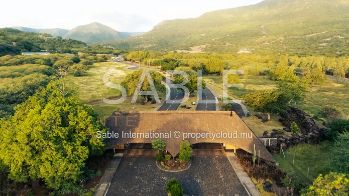 Terrain résidentiel de 2 110 m² à vendre à Rivière Noire