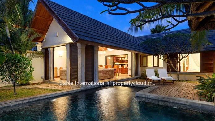 Villa PDS à vendre, Grand Baie, 220m² habitable, 330m² terrain, 3 chambres, piscine privée, proche écoles et commerces