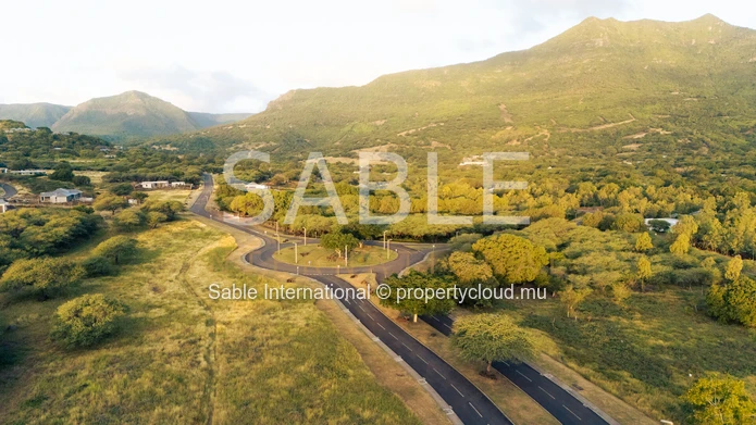 Terrain résidentiel de 2 110 m² à vendre à Rivière Noire