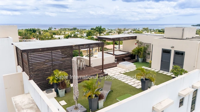 Penthouse à vendre à Tamarin, 160m², 3 chambres, piscine commune, vue mer, meublé