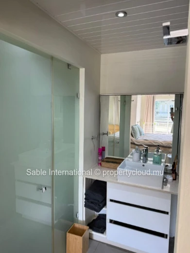 Penthouse à vendre à Péreybère, 174m², 3 chambres, piscine commune, front de mer, meublé, climatisé.