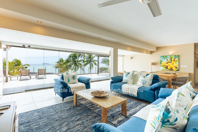 Penthouse à vendre à Cap Malheureux, 220m², vue mer, piscine commune, meublé, climatisé, parking.