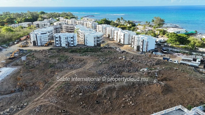 Penthouse R+2 à vendre à Pointe aux Canonniers, 149m², 3 chambres, piscine privée, vue mer, proche écoles et commerces.