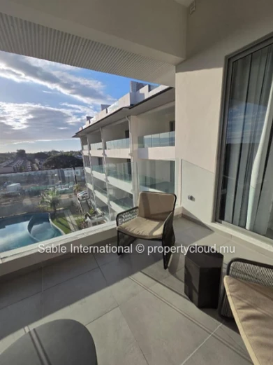 Magnifique penthouse de 148m² à vendre à Péreybère. 2 chambres, piscine commune, accès mer, parking. À voir!