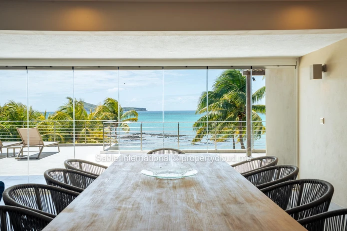 Penthouse à vendre à Cap Malheureux, 220m², vue mer, piscine commune, meublé, climatisé, parking.