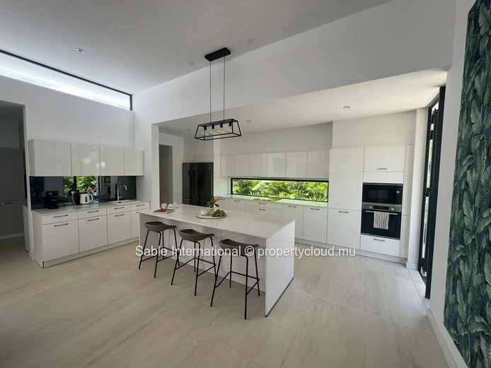 Luxurious RES Villa in Roches Noires with Private Pool, Sea View, and Tennis Court 