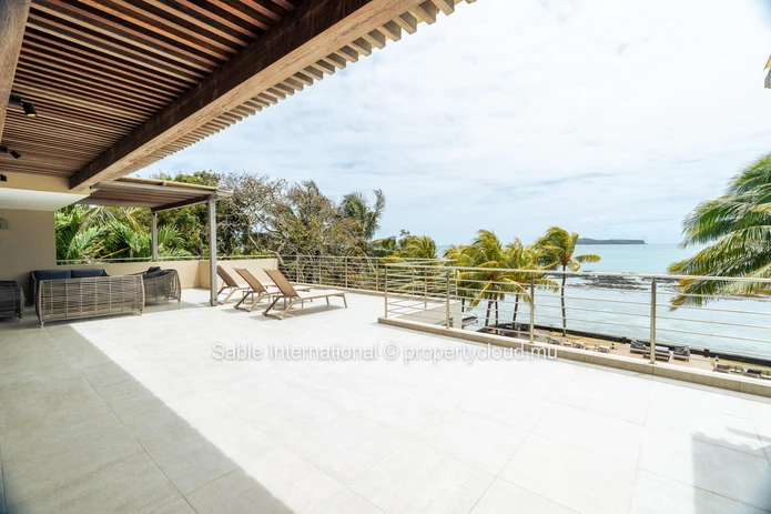 Penthouse à vendre à Cap Malheureux, 220m², vue mer, piscine commune, meublé, climatisé, parking.