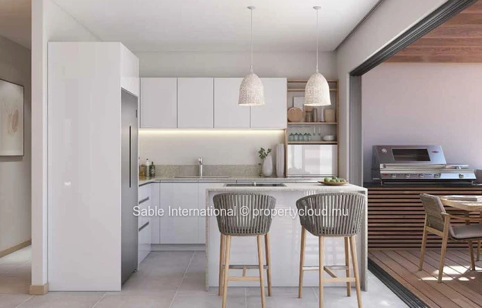 Appartement R+2 à vendre à Péreybère, 118m², 2 chambres, piscine commune, accès mer, proche commodités, cuisine équipée.