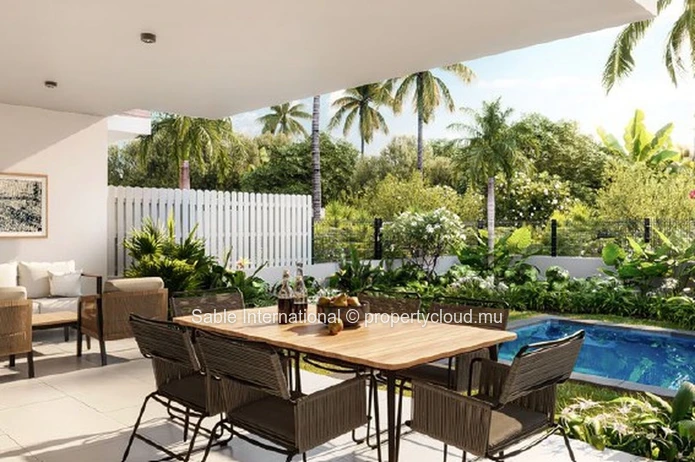Townhouse PDS à vendre à Grand Baie, 166m² habitables, piscine privée, proche écoles et commerces.