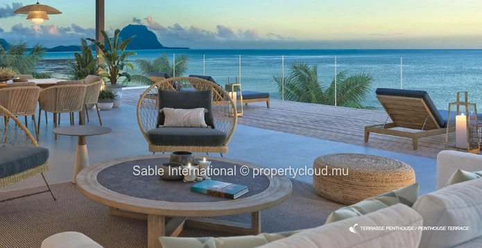 Penthouse à vendre à Rivière Noire, 470m², 3 chambres, piscine privée, vue mer et montagne. Proche des commodités.
