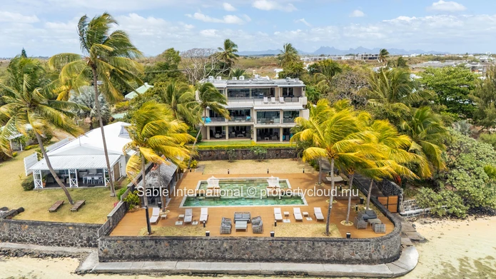 Penthouse à vendre à Cap Malheureux, 220m², vue mer, piscine commune, meublé, climatisé, parking.