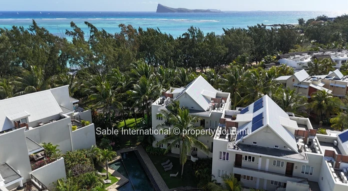 Penthouse à vendre à Péreybère, 174m², 3 chambres, piscine commune, front de mer, meublé, climatisé.