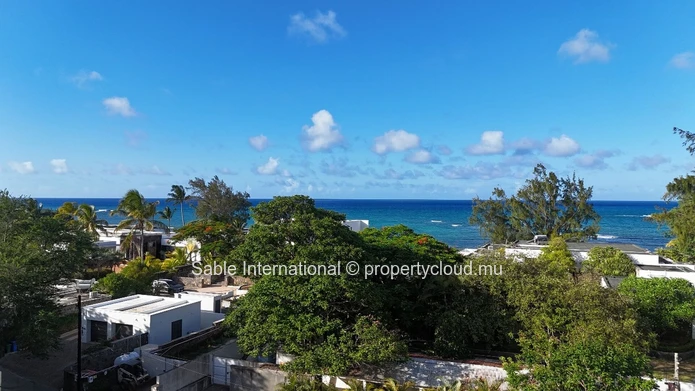 Penthouse R+2 à vendre à Pointe aux Canonniers, 149m², 3 chambres, piscine privée, vue mer, proche écoles et commerces.