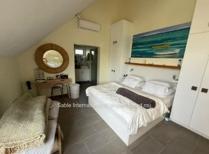Penthouse à vendre à Péreybère, 174m², 3 chambres, piscine commune, front de mer, meublé, climatisé.