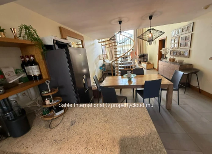 Penthouse à vendre à Péreybère, 174m², 3 chambres, piscine commune, front de mer, meublé, climatisé.