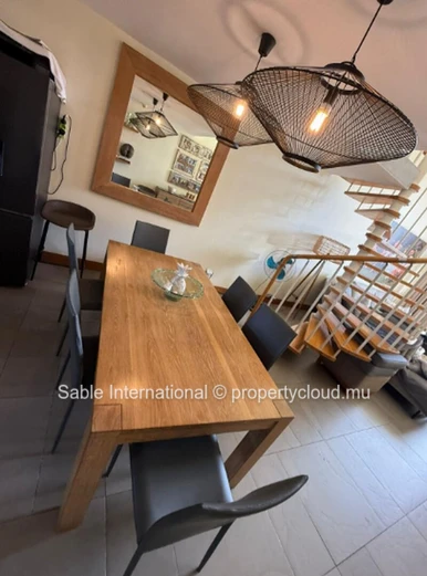 Penthouse à vendre à Péreybère, 174m², 3 chambres, piscine commune, front de mer, meublé, climatisé.