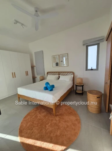 Magnifique penthouse de 148m² à vendre à Péreybère. 2 chambres, piscine commune, accès mer, parking. À voir!