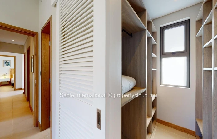 Villa à vendre à Grand Baie, 120m², 333m² terrain, 3 chambres, piscine privée, proche commodités. Meublé, climatisée.