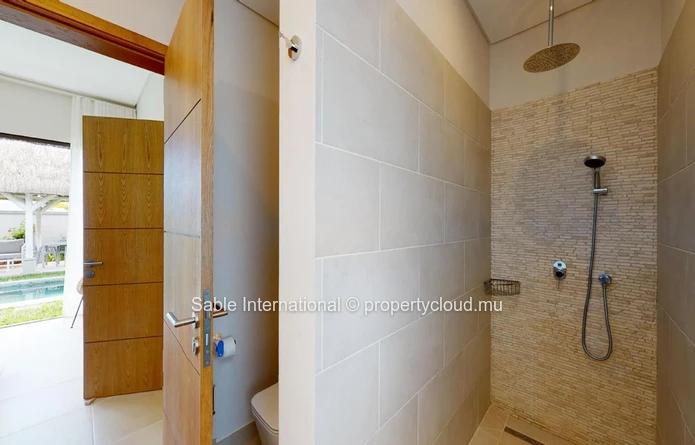 Villa à vendre à Grand Baie, 120m², 333m² terrain, 3 chambres, piscine privée, proche commodités. Meublé, climatisée.
