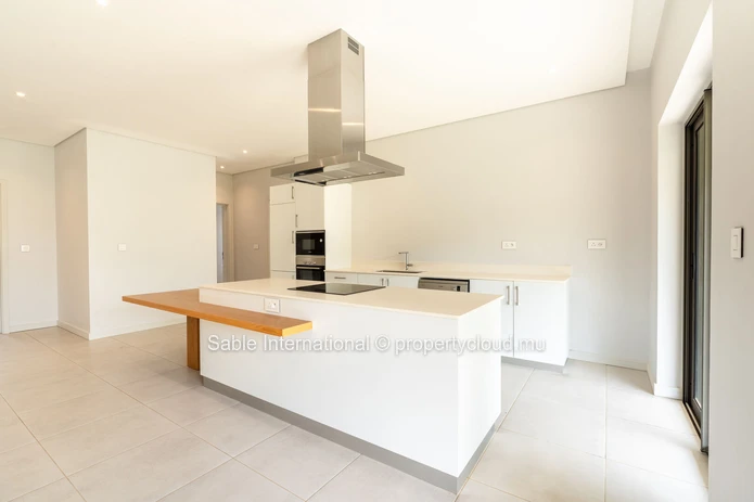 Luxurious G+2 Apartment with Communal Pool in Pointe aux Canonniers - 149m² Living Area - Sea Access - Padde  Court 