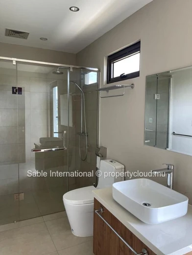 Maison à vendre à Péreybère, 250m², 3 chambres, piscine privée, proche des commodités