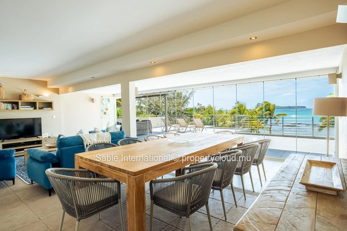 Penthouse à vendre à Cap Malheureux, 220m², vue mer, piscine commune, meublé, climatisé, parking.