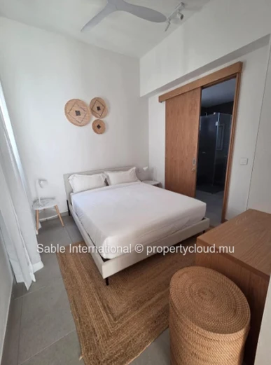 Magnifique penthouse de 148m² à vendre à Péreybère. 2 chambres, piscine commune, accès mer, parking. À voir!