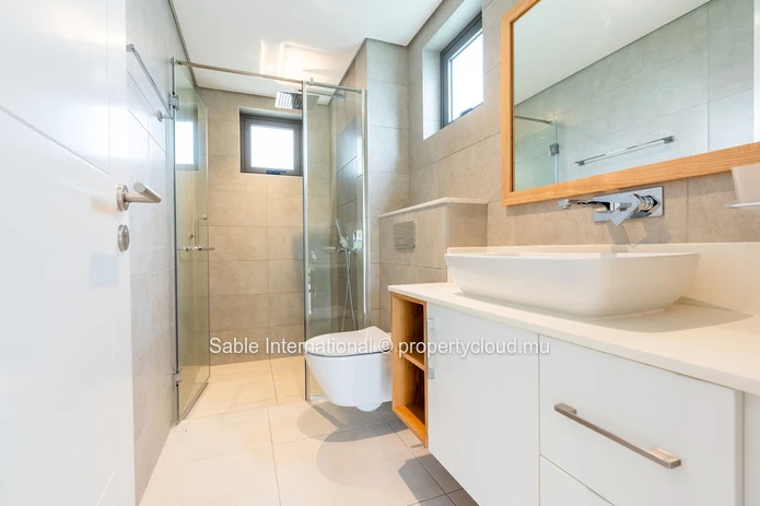 Luxurious G+2 Apartment with Communal Pool in Pointe aux Canonniers - 149m² Living Area - Sea Access - Padde  Court 