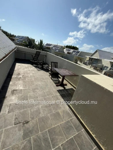 Penthouse à vendre à Péreybère, 174m², 3 chambres, piscine commune, front de mer, meublé, climatisé.