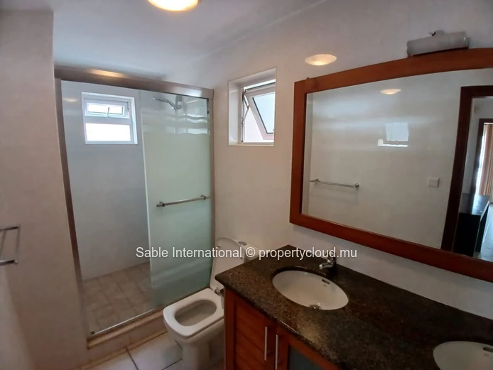 Villa for Rent in Péreybère with Communal Pool, Garden, and Modern Amenities - Ideal for Families