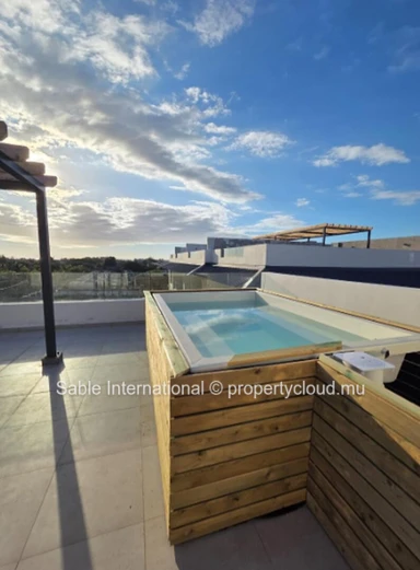 Magnifique penthouse de 148m² à vendre à Péreybère. 2 chambres, piscine commune, accès mer, parking. À voir!