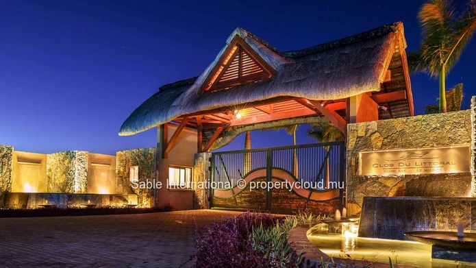 Villa PDS à vendre, Grand Baie, 220m² habitable, 330m² terrain, 3 chambres, piscine privée, proche écoles et commerces