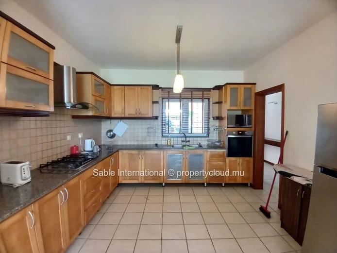 Villa for Rent in Péreybère with Communal Pool, Garden, and Modern Amenities - Ideal for Families