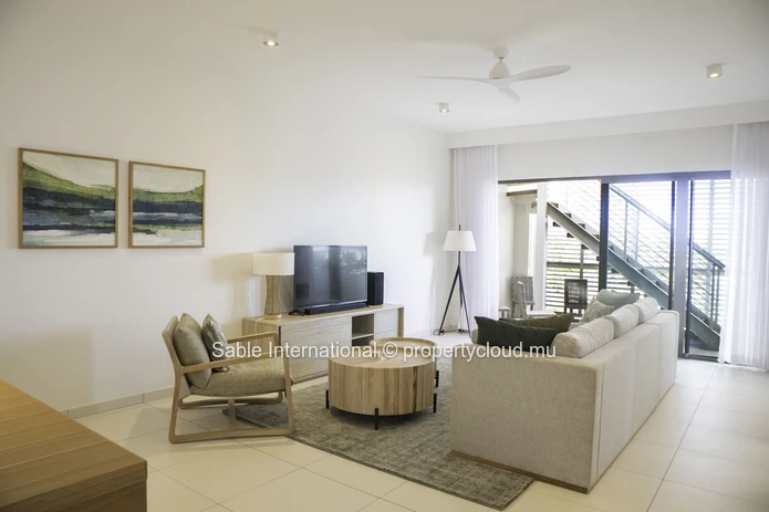 Appartement R+2 à vendre à Péreybère, 101m², 2 chambres, piscine commune, proche de la mer et des commerces.
