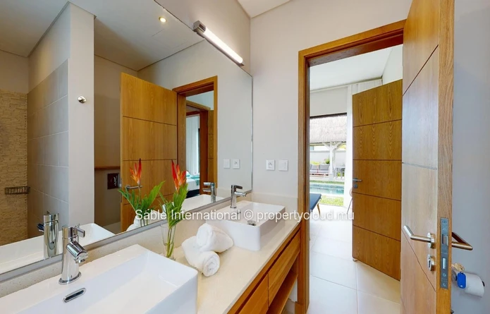 Villa à vendre à Grand Baie, 120m², 333m² terrain, 3 chambres, piscine privée, proche commodités. Meublé, climatisée.