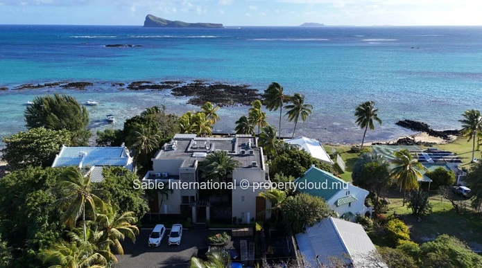 Appartement en bord de mer avec une vue imprenable sur la mer - 3 chambres, piscine commune, entièrement meublé.