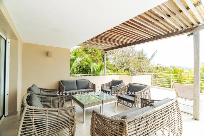 Penthouse à vendre à Cap Malheureux, 220m², vue mer, piscine commune, meublé, climatisé, parking.