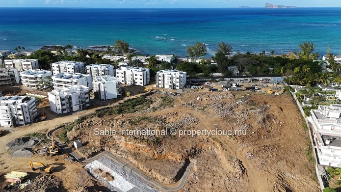 Penthouse R+2 à vendre à Pointe aux Canonniers, 149m², 3 chambres, piscine privée, vue mer, proche écoles et commerces.