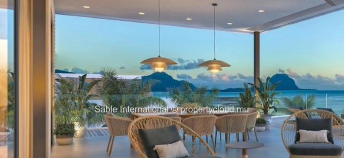 Penthouse à vendre à Rivière Noire, 470m², 3 chambres, piscine privée, vue mer et montagne. Proche des commodités.