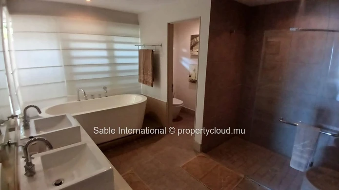 Appartement en bord de mer avec une vue imprenable sur la mer - 3 chambres, piscine commune, entièrement meublé.