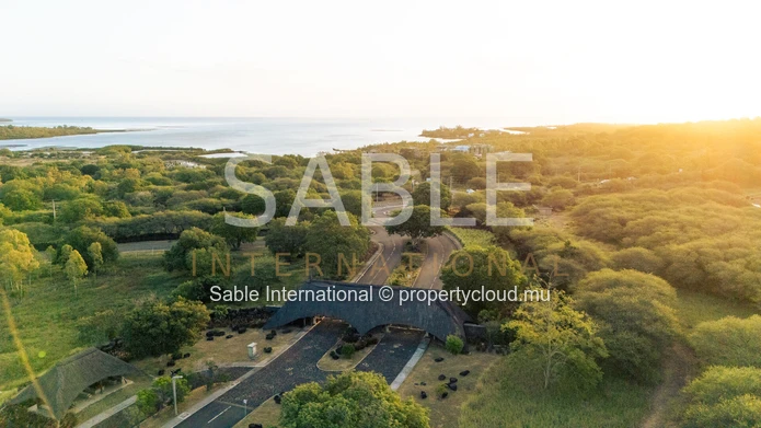 Terrain résidentiel de 2 110 m² à vendre à Rivière Noire