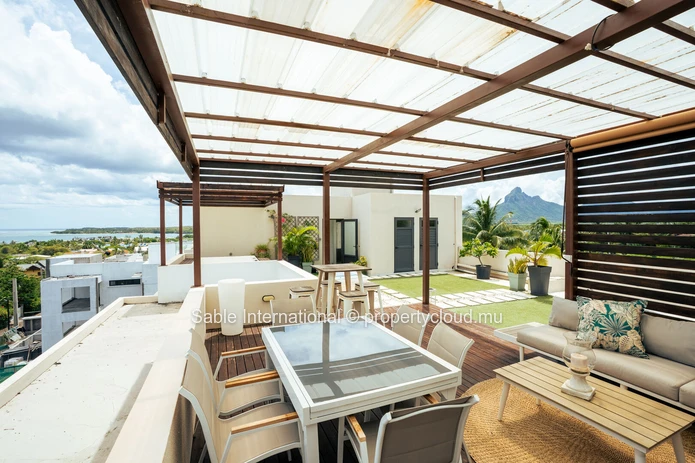 Penthouse à vendre à Tamarin, 160m², 3 chambres, piscine commune, vue mer, meublé