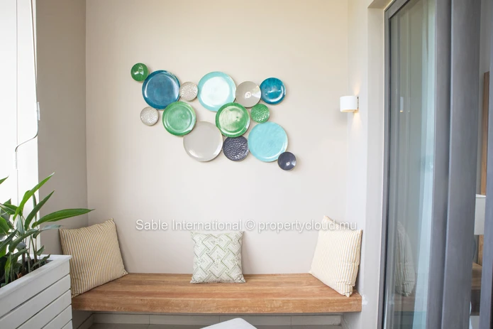 Appartement R+2 à vendre à Péreybère, 101m², 2 chambres, piscine commune, proche de la mer et des commerces.