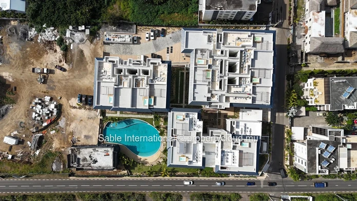 Magnifique penthouse de 148m² à vendre à Péreybère. 2 chambres, piscine commune, accès mer, parking. À voir!