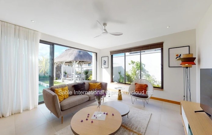 Villa à vendre à Grand Baie, 120m², 333m² terrain, 3 chambres, piscine privée, proche commodités. Meublé, climatisée.