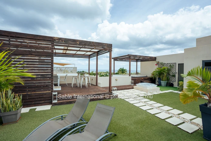 Penthouse à vendre à Tamarin, 160m², 3 chambres, piscine commune, vue mer, meublé