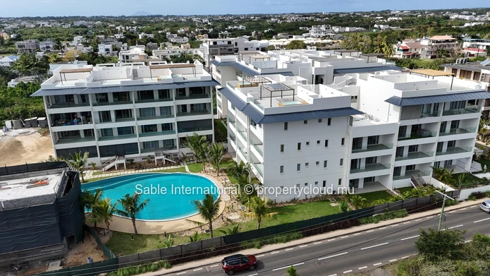 Magnifique penthouse de 148m² à vendre à Péreybère. 2 chambres, piscine commune, accès mer, parking. À voir!