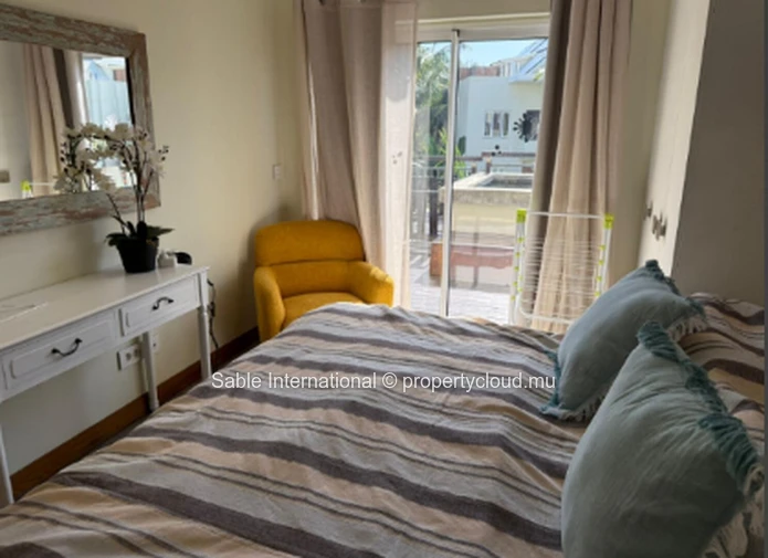 Penthouse à vendre à Péreybère, 174m², 3 chambres, piscine commune, front de mer, meublé, climatisé.