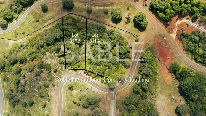 Terrain résidentiel de 2 110 m² à vendre à Rivière Noire