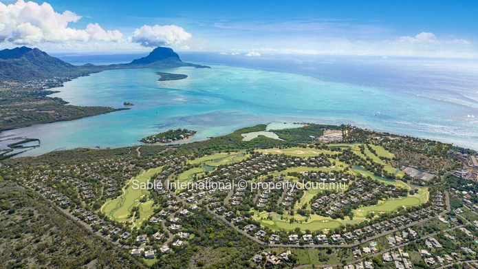 Luxurious Smart City Villa in Tamarin with Private Pool and Stunning Views! Ideal for a Modern Lifestyle.